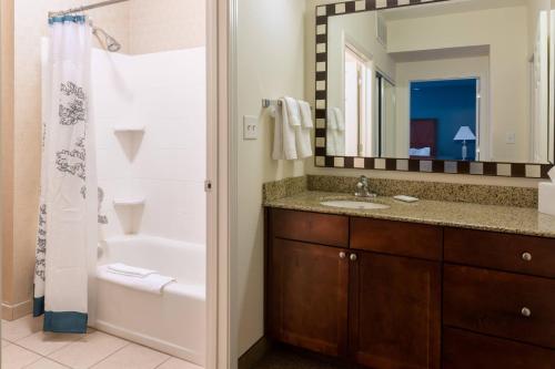 bagno con vasca, lavandino e specchio di Residence Inn by Marriott Baton Rouge near LSU a Baton Rouge