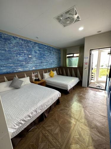 una camera d'albergo con due letti e una finestra di 樂見海 a Green Island