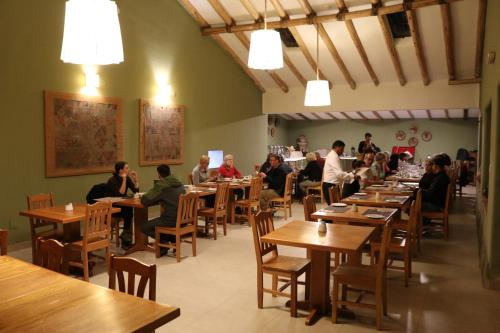 un grupo de personas sentadas en mesas en un restaurante en Hotel Villa Urubamba, en Urubamba