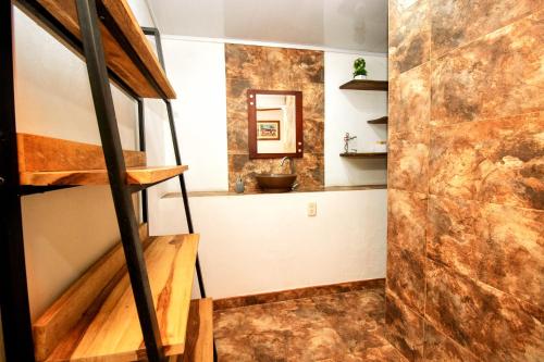 uma casa de banho com uma escada e um lavatório num quarto em La Casona de Sara em Honda