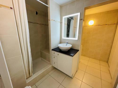 Kúpeľňa v ubytovaní Superbe appartement au Cap d'Agde, piscine et parking - FR-1-723-3