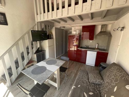 Photo de la galerie de l'établissement Appartement Refait à Neuf Proche Plage Richelieu, Terrasse, Piscine, Parking et Clim pour 5 Pers. - FR-1-723-9, au Cap d'Agde