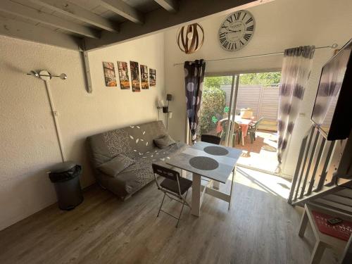 Photo de la galerie de l'établissement Appartement Refait à Neuf Proche Plage Richelieu, Terrasse, Piscine, Parking et Clim pour 5 Pers. - FR-1-723-9, au Cap d'Agde