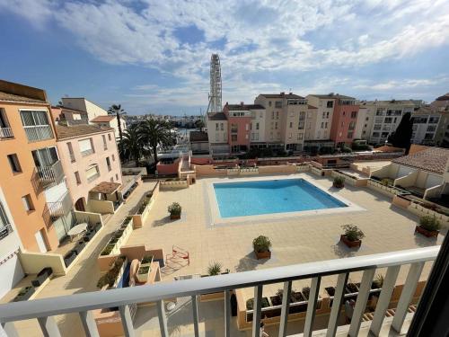 - un balcon avec vue sur la piscine dans l'établissement Superbe appart. avec piscine à Cap d'Agde - FR-1-723-18, au Cap d'Agde