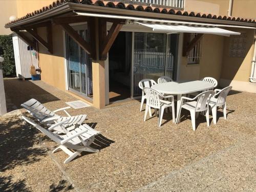 Appartement RDC à 100m de la plage, terrasse, parking, pour 6 personnes, Cap d'Agde - FR-1-723-35