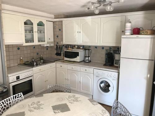 Photo de la galerie de l'établissement Appartement RDC à 100m de la plage, terrasse, parking, pour 6 personnes, Cap d'Agde - FR-1-723-35, au Cap d'Agde