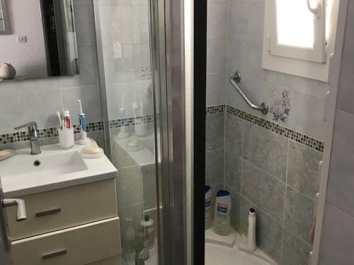 Kúpeľňa v ubytovaní Appartement RDC à 100m de la plage, terrasse, parking, pour 6 personnes, Cap d'Agde - FR-1-723-35