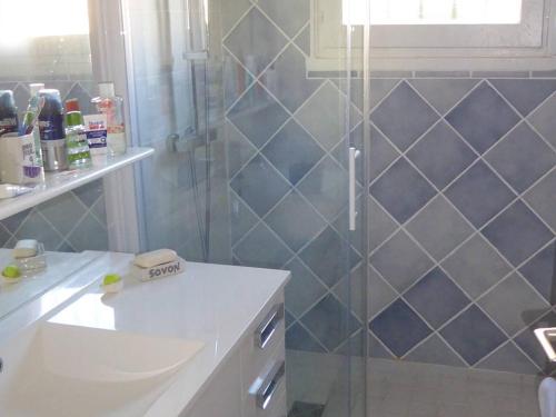 une salle de bain avec une douche avec une porte vitrée dans l'établissement Appartement Rez-de-Jardin 5 Pers, 2min Plage, Terrasse, Vue Mer, Garage - FR-1-723-26, au Cap d'Agde