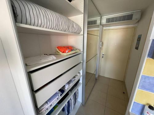 un réfrigérateur vide avec une porte ouverte dans une pièce dans l'établissement Studio moderne, centre port avec piscine, parking, climatisation - Cap d'Agde - FR-1-723-37, au Cap d'Agde
