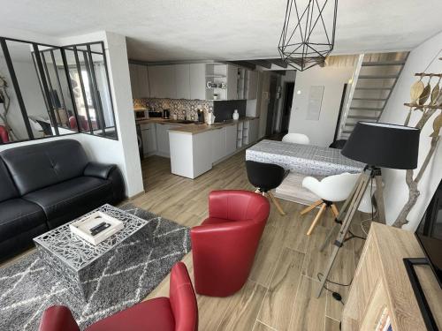 Appartement T3 Duplex avec Terrasse, Parking et Wi-Fi au Port - FR-1-723-38