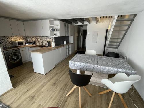 une cuisine et une salle à manger avec une table et des chaises dans l'établissement Appartement T3 Duplex avec Terrasse, Parking et Wi-Fi au Port - FR-1-723-38, au Cap d'Agde
