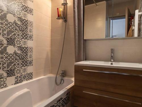 une salle de bain avec une baignoire et un lavabo et une baignoire dans l'établissement Appartement T3 Duplex avec Terrasse, Parking et Wi-Fi au Port - FR-1-723-38, au Cap d'Agde