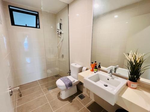 een badkamer met een wit toilet en een wastafel bij Gathering House Mosaic Midvalley 2BR 1K4Q 7-13px in Johor Bahru