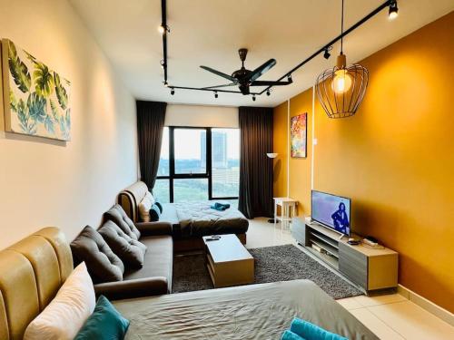 een woonkamer met een bank en een tv bij Gathering House Mosaic Midvalley 2BR 1K4Q 7-13px in Johor Bahru