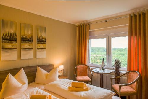 巴特克森的住宿－維勒慕斯伯格酒店，酒店客房设有床和窗户。