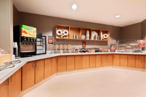 Kuchyň nebo kuchyňský kout v ubytování SpringHill Suites Asheville