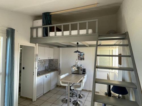 Photo de la galerie de l'établissement Studio moderne avec terrasse, parking et clim à 5 min de la plage de la Roquille - FR-1-723-59, au Cap d'Agde