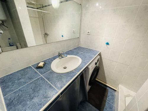 La salle de bains est pourvue d'un lavabo et d'un miroir. dans l'établissement Appartement Cap d'Agde, 2 pièces, 4 personnes - FR-1-723-65, au Cap d'Agde