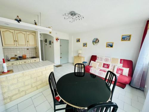 Photo de la galerie de l'établissement 2 pièces climatisé à 2 pas de la plage Richelieu, parking inclus - FR-1-723-77, au Cap d'Agde