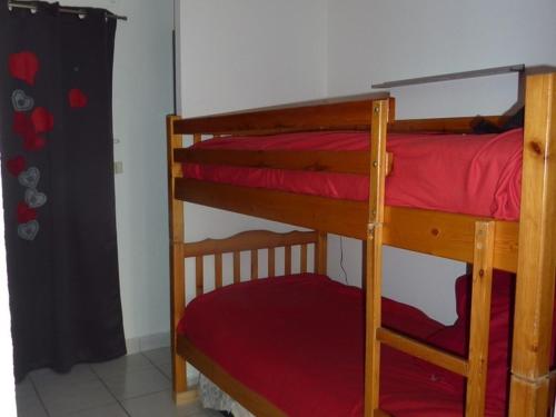 Posteľ alebo postele v izbe v ubytovaní Appartement Cosy pour 4 avec Terrasse, Piscine et Parking au Centre-Port – Proche Plage ! - FR-1-723-69