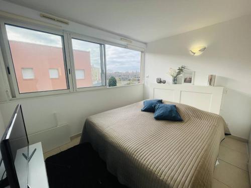 une chambre avec un lit et une grande fenêtre dans l'établissement Bel appartement climatisé avec piscine et balcon, proche plage et commerces - Cap d'Agde - FR-1-723-67, au Cap d'Agde