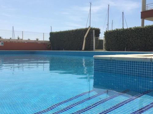 une grande piscine avec de l'eau bleue dans l'établissement Bel appartement climatisé avec piscine et balcon, proche plage et commerces - Cap d'Agde - FR-1-723-67, au Cap d'Agde