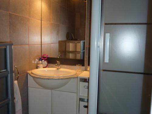 Kúpeľňa v ubytovaní Appartement Cosy pour 4 avec Terrasse, Piscine et Parking au Centre-Port – Proche Plage ! - FR-1-723-69