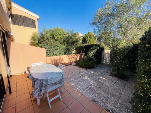 Photo de la galerie de l'établissement Studio Cabine avec Terrasse Ombragée, Proche Plage et Port, Parking Privé - FR-1-723-83, au Cap d'Agde