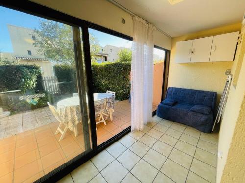 Photo de la galerie de l'établissement Studio Cabine avec Terrasse Ombragée, Proche Plage et Port, Parking Privé - FR-1-723-83, au Cap d'Agde