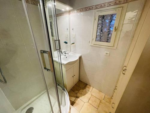 baño pequeño con ducha y lavamanos en Appartement Cap d'Agde, 2 pièces, 4 personnes - FR-1-723-83, en Cap d'Agde