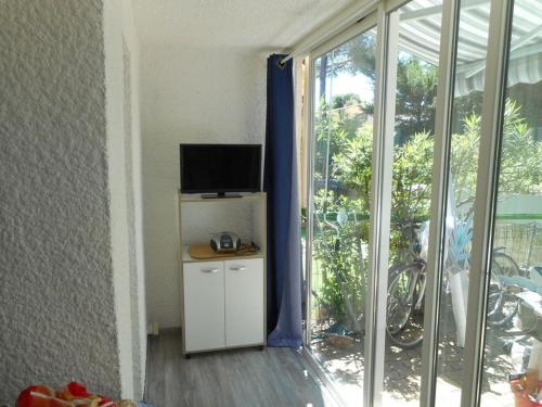 Photo de la galerie de l'établissement Appartement en Rez-de-Jardin: Piscine, Calme, Pinède, Parking, Terrasse, Proche Plage, BBQ - FR-1-723-84, au Cap d'Agde