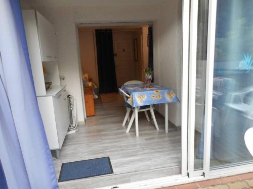 Photo de la galerie de l'établissement Appartement en Rez-de-Jardin: Piscine, Calme, Pinède, Parking, Terrasse, Proche Plage, BBQ - FR-1-723-84, au Cap d'Agde