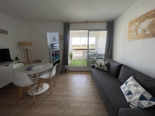 Photo de la galerie de l'établissement Appartement moderne, parking, proche plage et port - FR-1-723-95, au Cap d'Agde