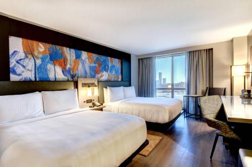 מיטה או מיטות בחדר ב-Tulsa Marriott Southern Hills
