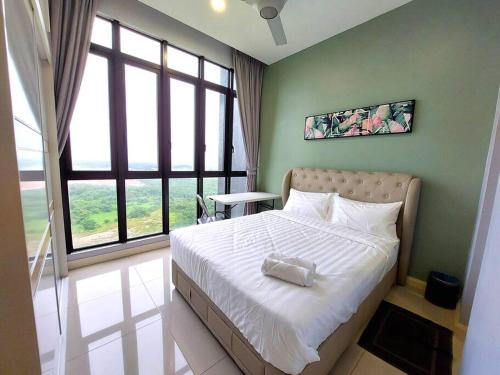 een slaapkamer met een wit bed en een groene muur bij Walk to Legoland * D'Pristine * 2BR Lake View #6 in Nusajaya
