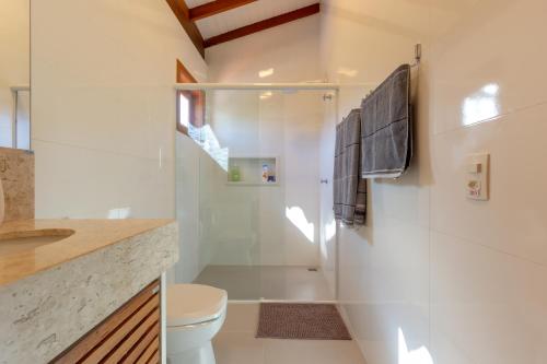 Ένα μπάνιο στο Chez Marguera em Juquehy - Luxo com muito espaço, conforto e lazer - incluso roupas de cama e banho, diarista, serviço praia, piscina aquecida, maquina gelo, cervejeira, karaoke - PET friendly