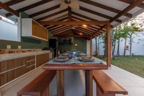 Φωτογραφία από το άλμπουμ του Chez Marguera em Juquehy - Luxo com muito espaço, conforto e lazer - incluso roupas de cama e banho, diarista, serviço praia, piscina aquecida, maquina gelo, cervejeira, karaoke - PET friendly σε Juquei