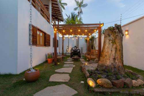 Κήπος έξω από το Chez Marguera em Juquehy - Luxo com muito espaço, conforto e lazer - incluso roupas de cama e banho, diarista, serviço praia, piscina aquecida, maquina gelo, cervejeira, karaoke - PET friendly