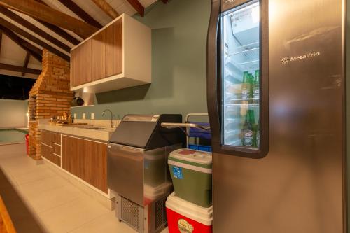 Η κουζίνα ή μικρή κουζίνα στο Chez Marguera em Juquehy - Luxo com muito espaço, conforto e lazer - incluso roupas de cama e banho, diarista, serviço praia, piscina aquecida, maquina gelo, cervejeira, karaoke - PET friendly