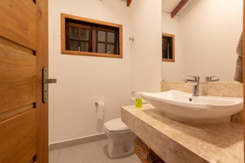 Ένα μπάνιο στο Chez Marguera em Juquehy - Luxo com muito espaço, conforto e lazer - incluso roupas de cama e banho, diarista, serviço praia, piscina aquecida, maquina gelo, cervejeira, karaoke - PET friendly