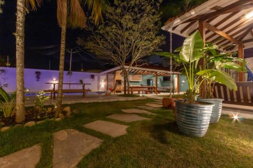 Κήπος έξω από το Chez Marguera em Juquehy - Luxo com muito espaço, conforto e lazer - incluso roupas de cama e banho, diarista, serviço praia, piscina aquecida, maquina gelo, cervejeira, karaoke - PET friendly