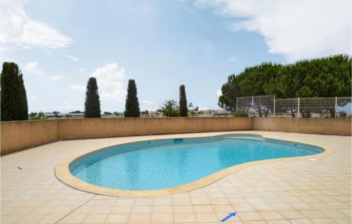 basen na patio z ogrodzeniem i drzewami w obiekcie 3 Bedroom Gorgeous Home In Portiragnes w mieście Portiragnes