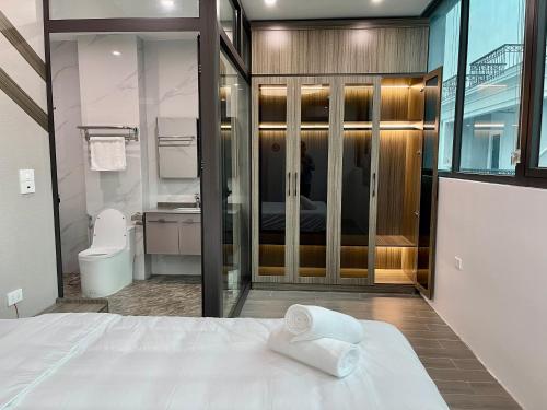 1 dormitorio con 1 cama y baño en Villa 7PN sát biển tại Hạ Long en Ha Long