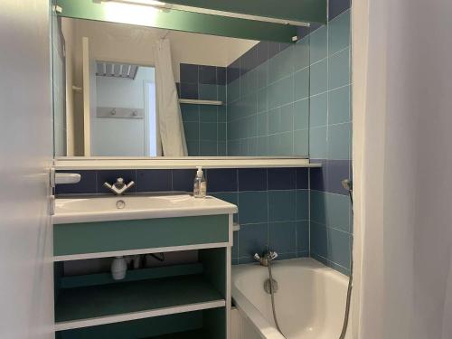 une salle de bain avec un lavabo, un miroir et une baignoire dans l'établissement Appartement avec terrasse, piscine et à 5 min de la plage à Juan les Pins - FR-1-252-185, à Antibes