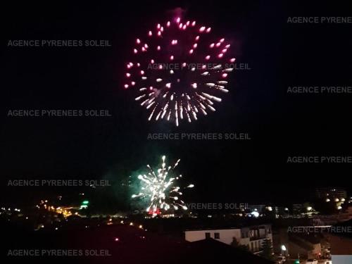 un groupe d'artifices de divertissement dans le ciel la nuit dans l'établissement Charmant T2 lumineux avec loggia et coin cabine - Bien équipé - FR-1-295-190, aux Angles