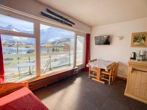 - un salon doté d'une grande fenêtre offrant une vue sur la montagne dans l'établissement Studio lumineux proche pistes et commerces avec balcon - FR-1-502-487, à Tignes