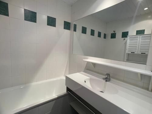 Kúpeľňa v ubytovaní Studio lumineux proche pistes et commerces avec balcon - FR-1-502-487