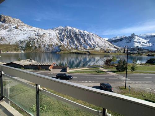 Studio lumineux proche pistes et commerces, balcon vue lac, animaux acceptés