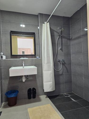 y baño con lavabo y ducha. en Leisure Imperium Residence Studio Seaview Kuantan, en Kuantan