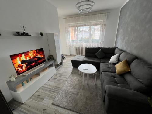 uma sala de estar com um sofá e uma lareira em Casa di Afi, Perfect For 4 - Kitchen - Parking - Netflix em Arona